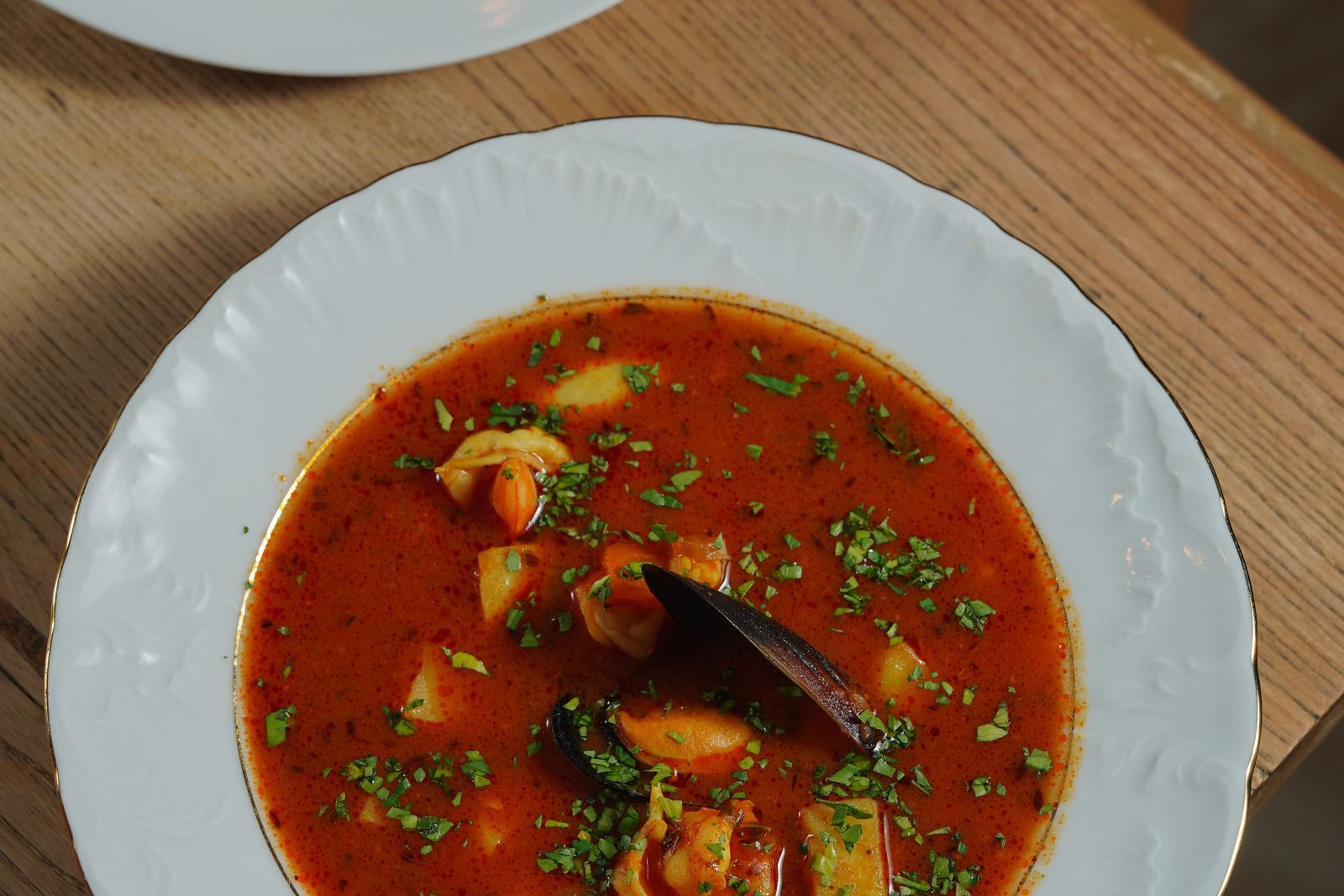 Bouillabaisse au feu de bois — assiette signature des Tamaris, Saint-Clair Le Lavandou, bouillon safrané, poissons et croûtons