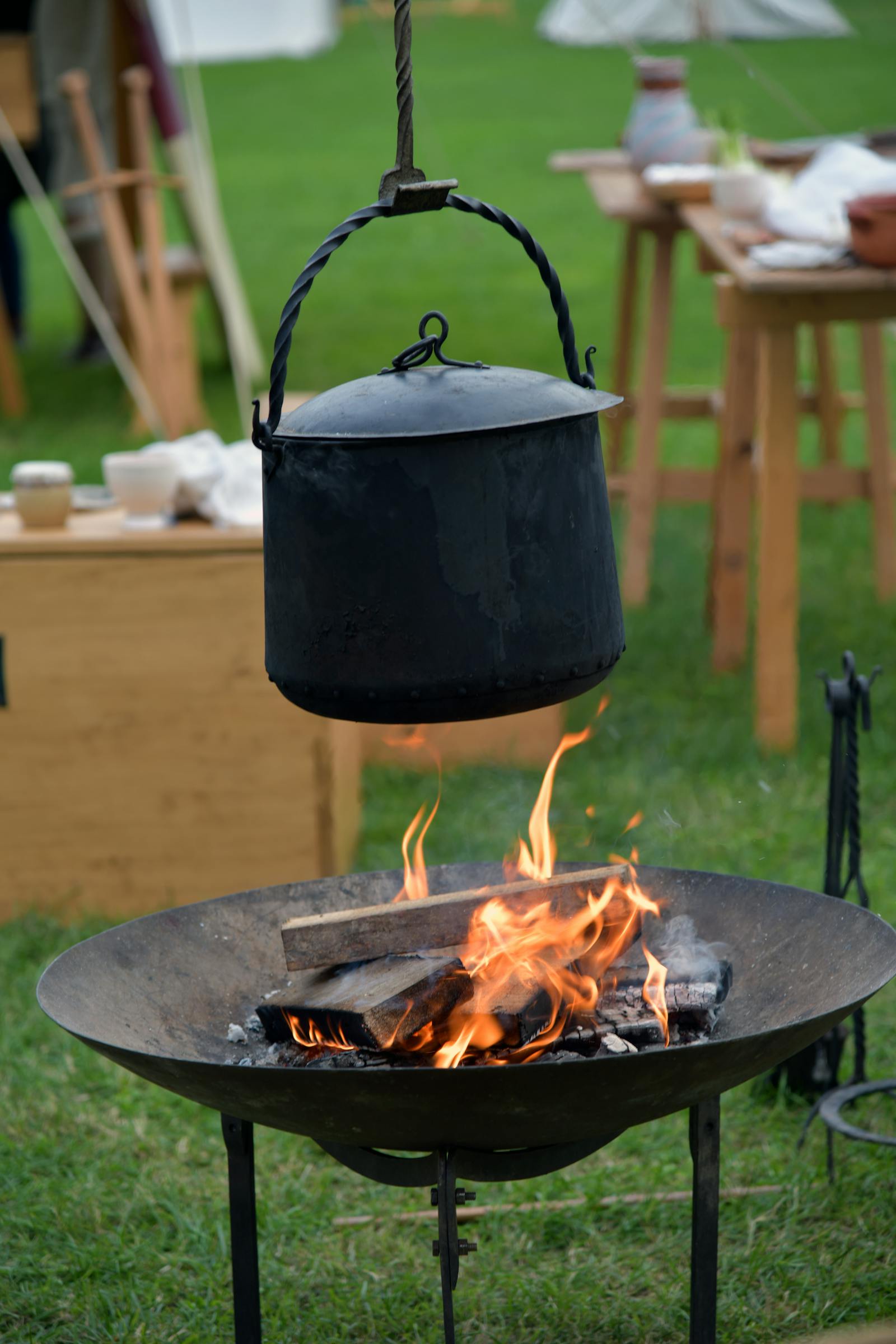 Marmite en fonte sur feu de bois — cuisson traditionnelle de la bouillabaisse, Var