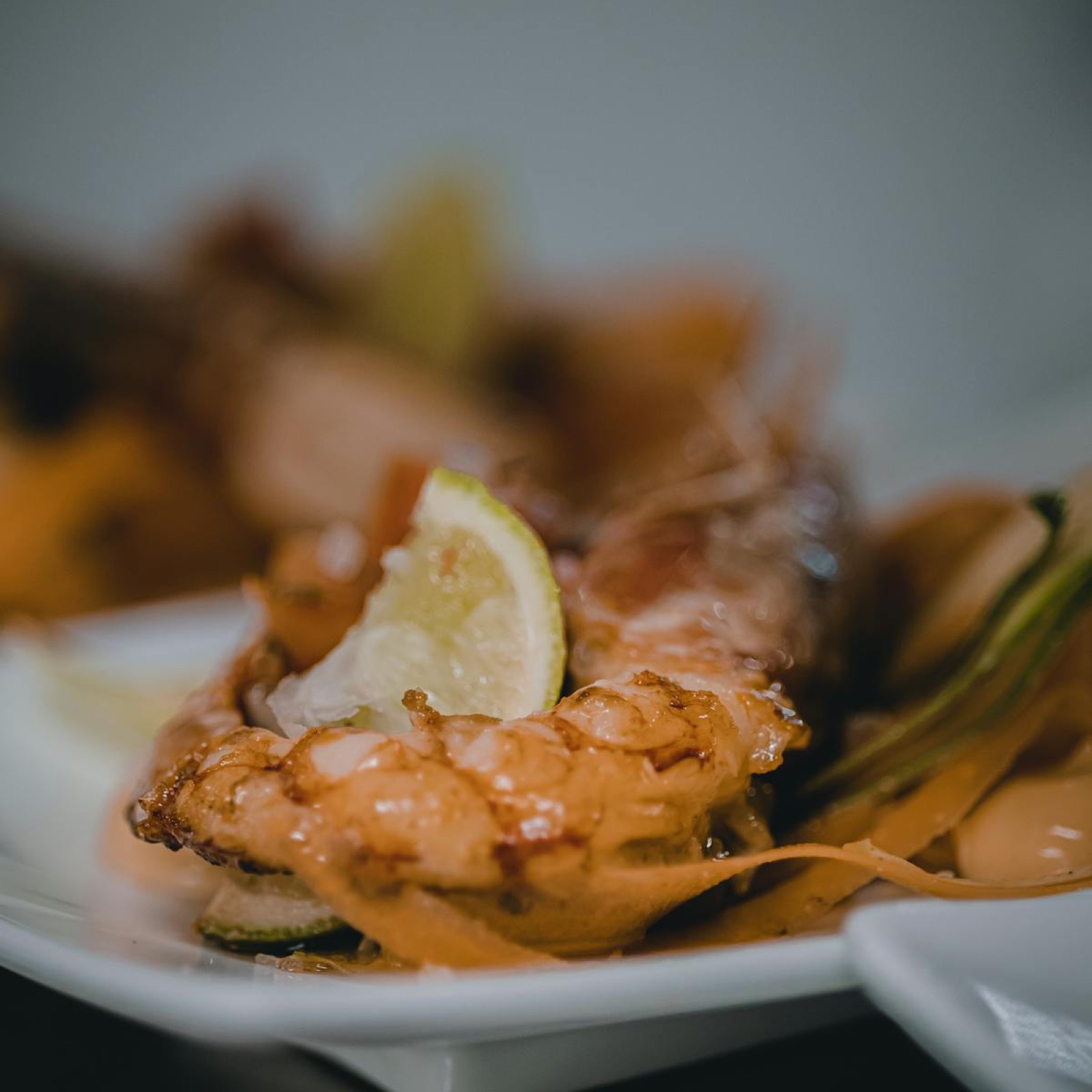 Langouste de Méditerranée grillée, citron vert, croûtons