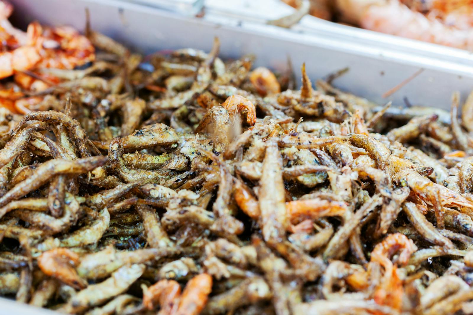 Petite friture provençale dorée, anchois et petits poissons croustillants — Les Tamaris