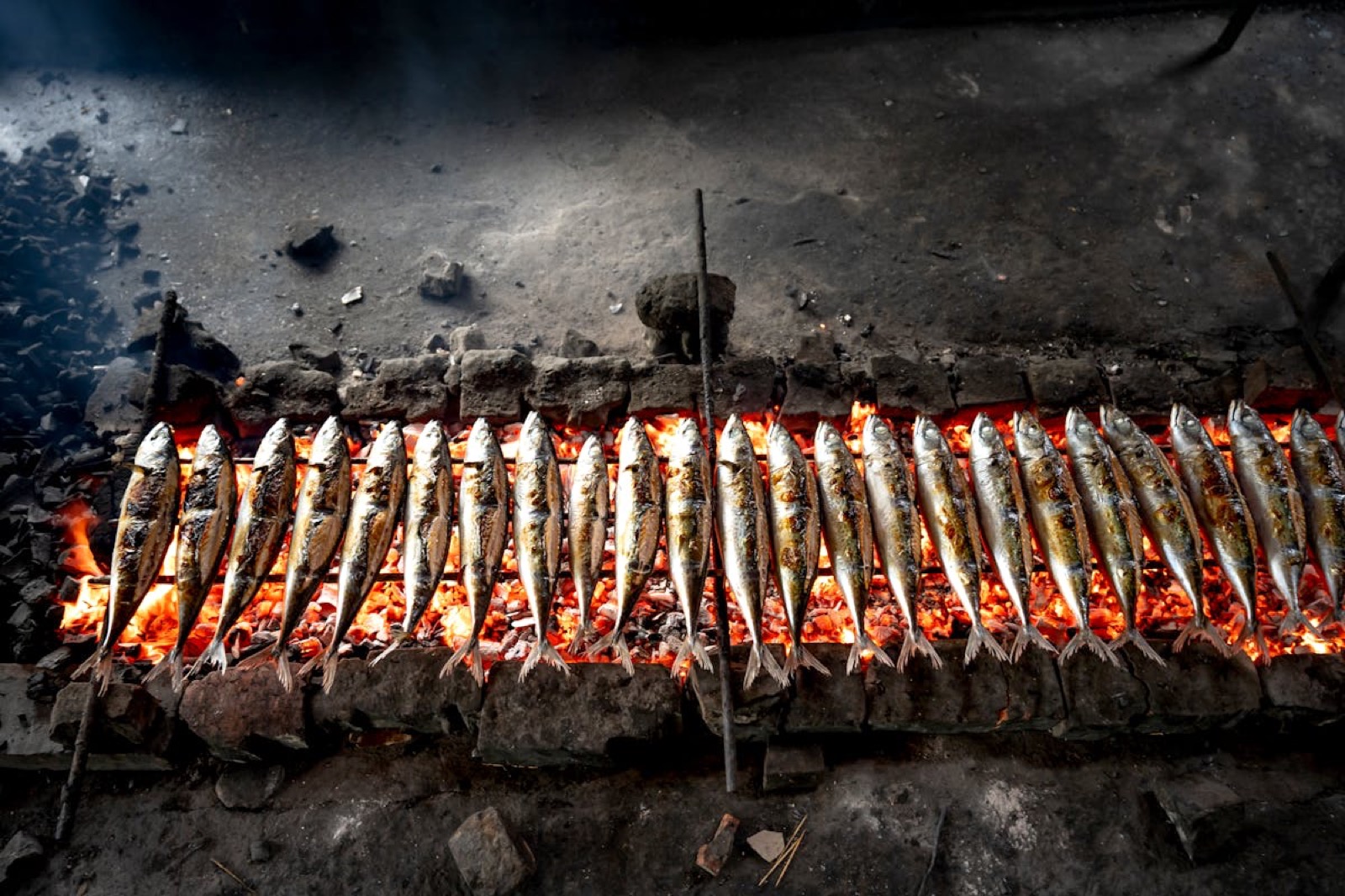 Petits poissons grillés au feu de bois