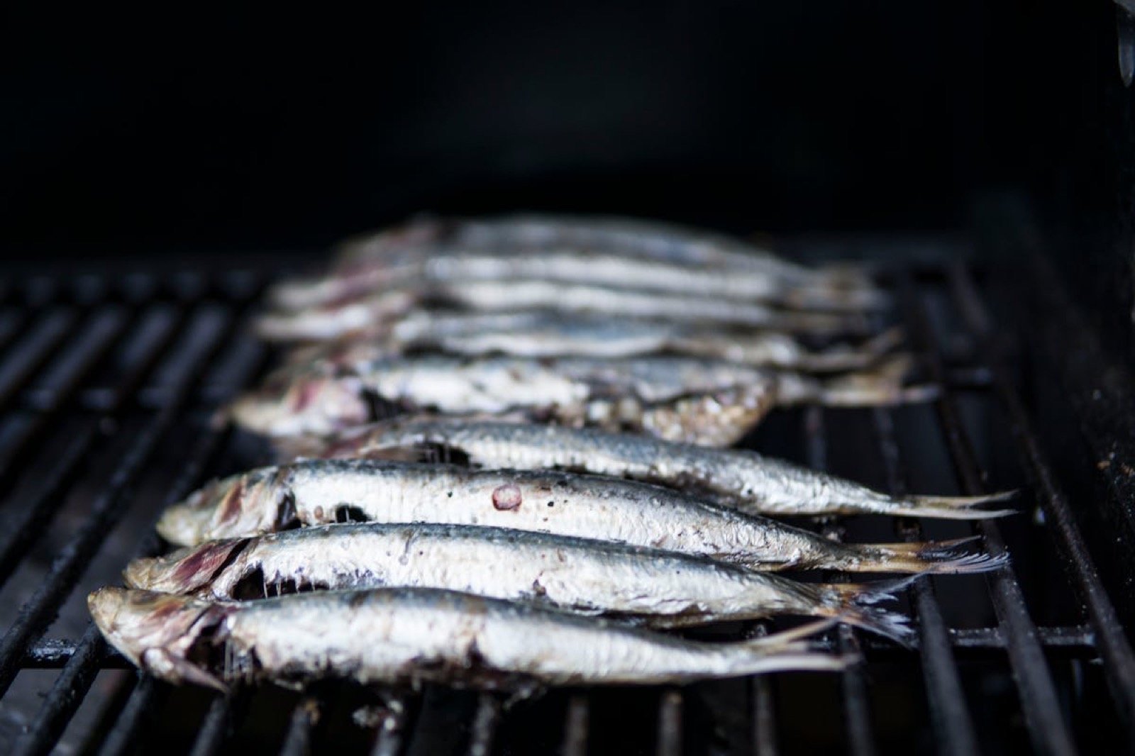 Sardines grillées sur la braise