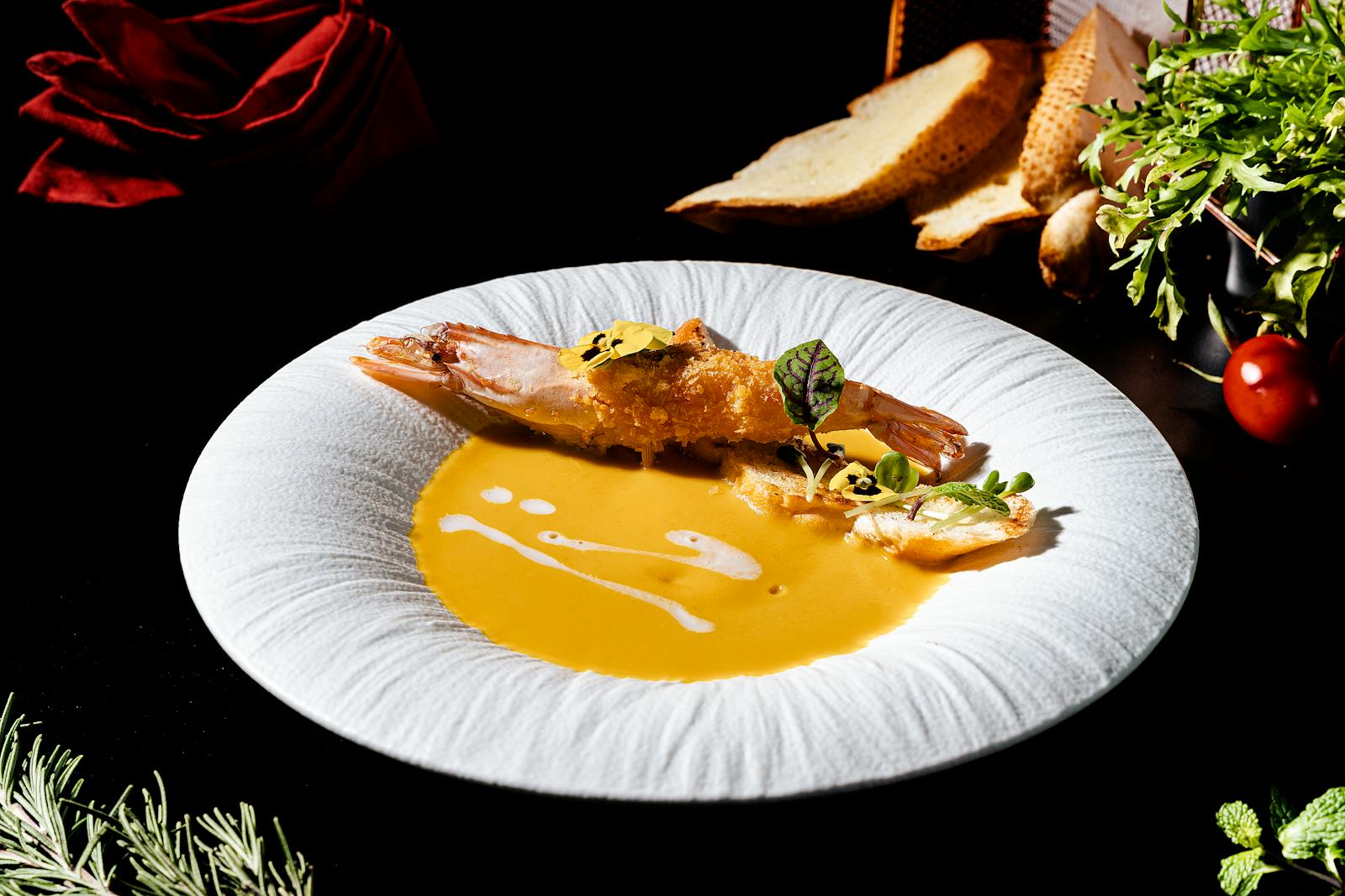 Soupe de poissons safranée ambre, gambas et croûtons — service à part façon Provence